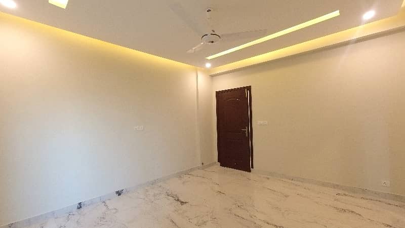 10 Marla Flat Is Available In Affordable Price In Askari 11 - Sector D 7