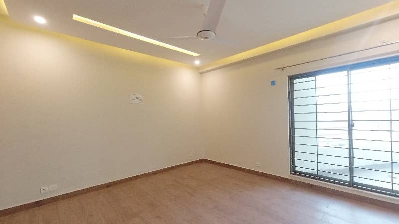 10 Marla Flat Is Available In Affordable Price In Askari 11 - Sector D 9