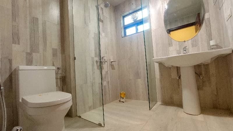 10 Marla Flat Is Available In Affordable Price In Askari 11 - Sector D 11