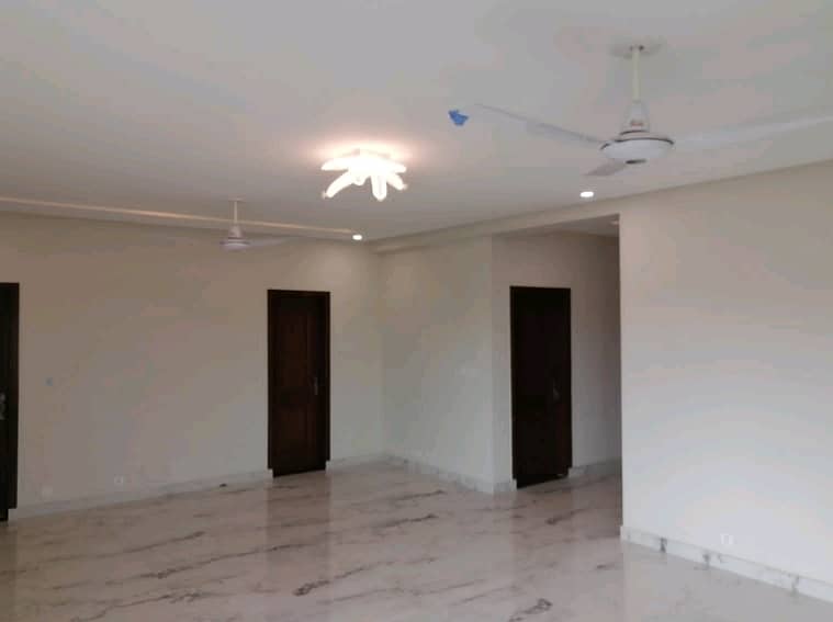Facing Park 10 Marla Flat In Askari 11 - Sector D 0