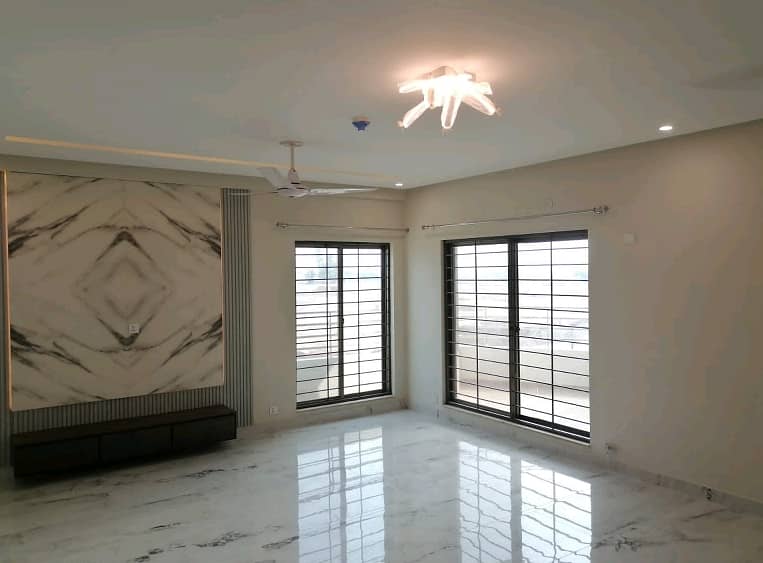 Facing Park 10 Marla Flat In Askari 11 - Sector D 2