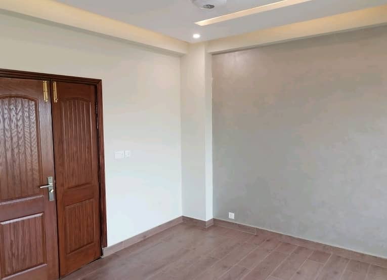 Facing Park 10 Marla Flat In Askari 11 - Sector D 3
