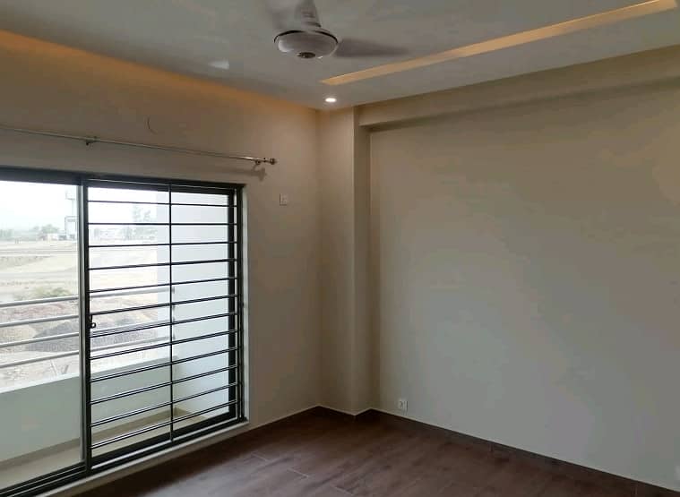 Facing Park 10 Marla Flat In Askari 11 - Sector D 4