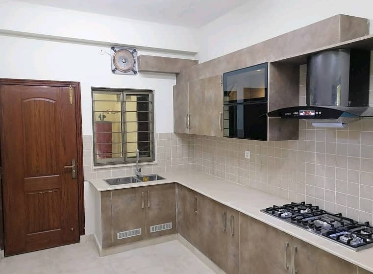 Facing Park 10 Marla Flat In Askari 11 - Sector D 5