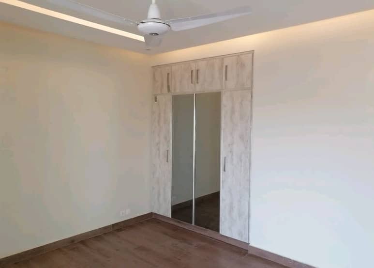 Facing Park 10 Marla Flat In Askari 11 - Sector D 6