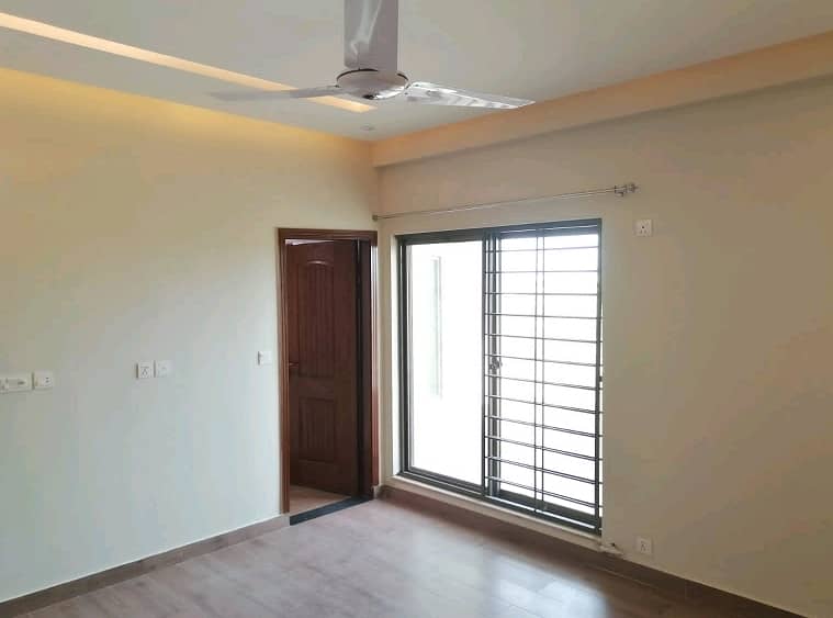 Facing Park 10 Marla Flat In Askari 11 - Sector D 7