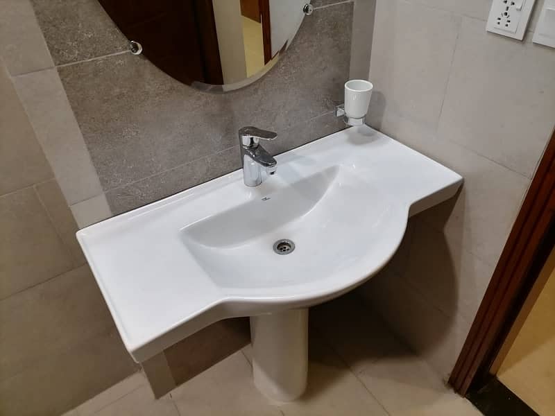Facing Park 10 Marla Flat In Askari 11 - Sector D 15