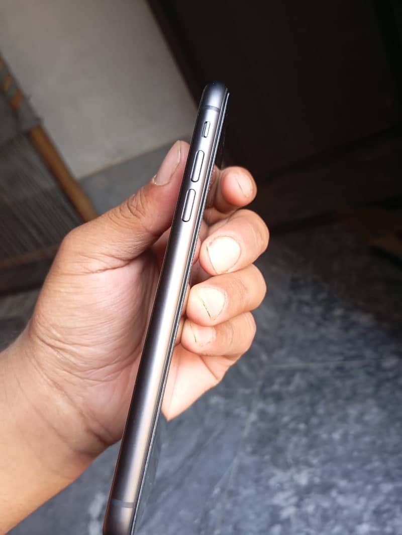 iphne 11 jv  half month chala han 100 persent orginal phone 0