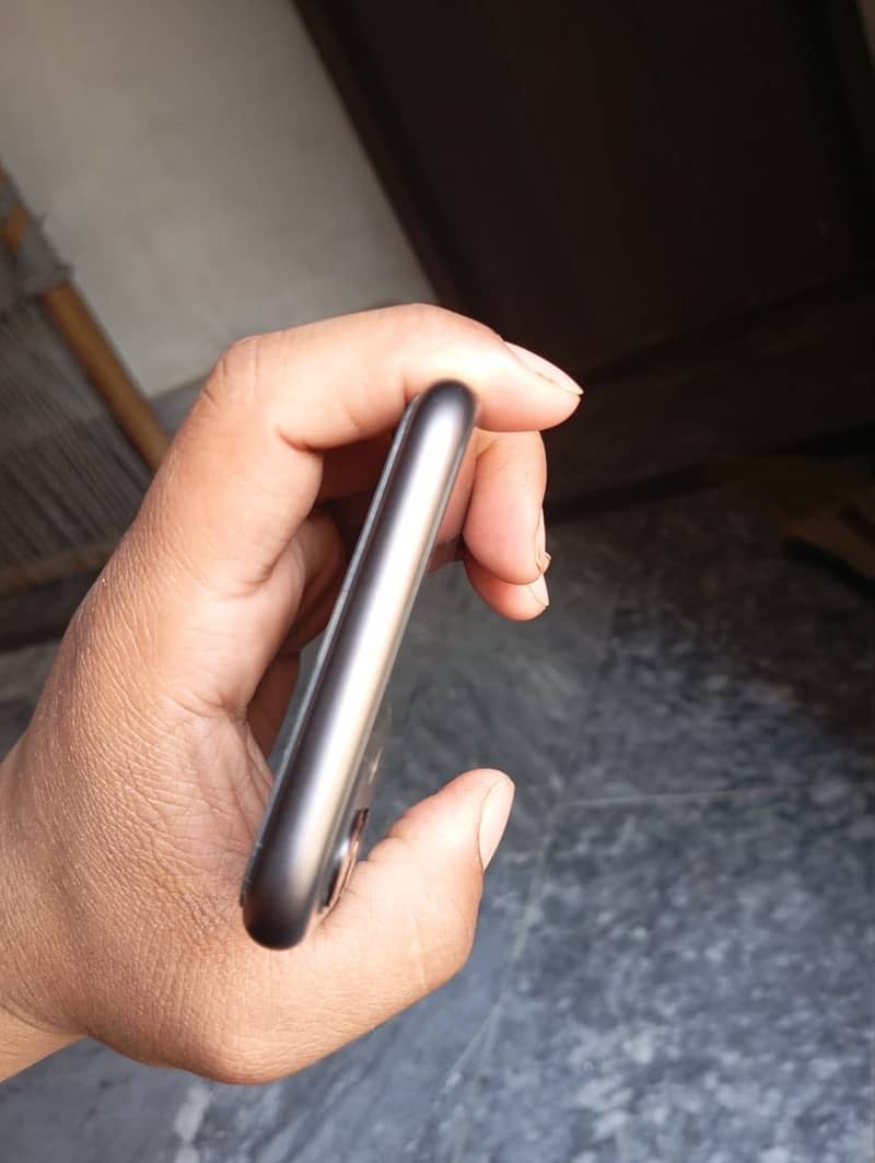 iphne 11 jv  half month chala han 100 persent orginal phone 1