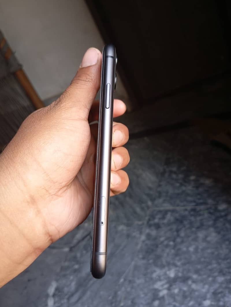 iphne 11 jv  half month chala han 100 persent orginal phone 2