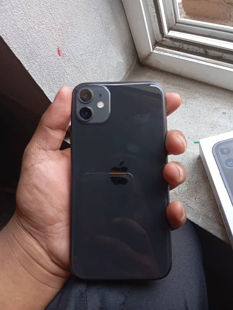 iphne 11 jv  half month chala han 100 persent orginal phone 4