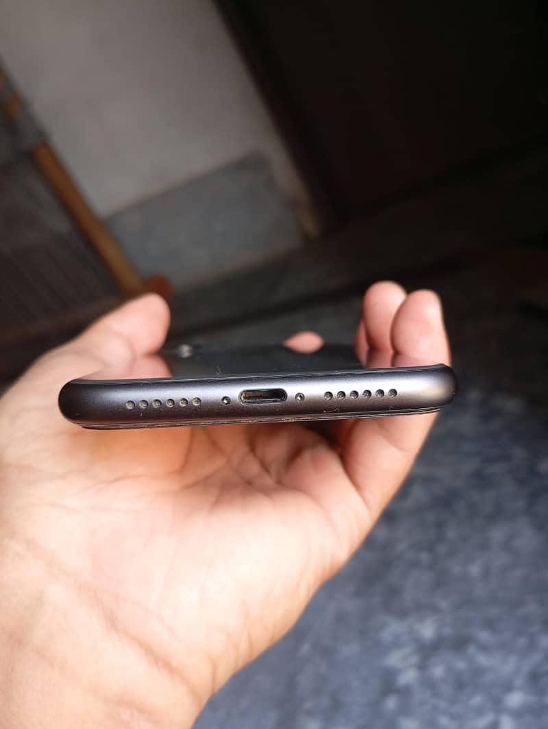 iphne 11 jv  half month chala han 100 persent orginal phone 5