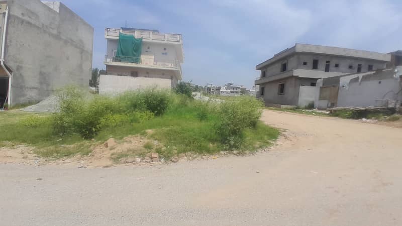 5 marla prime location plot on 80 feet road 1