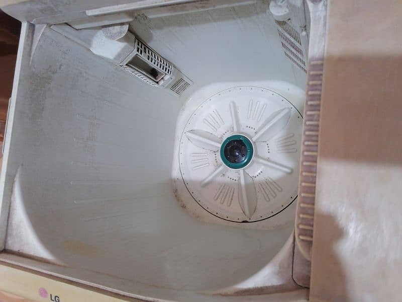 LG Semi-Automatic Washing Machine WP-8100 (scraped) 3