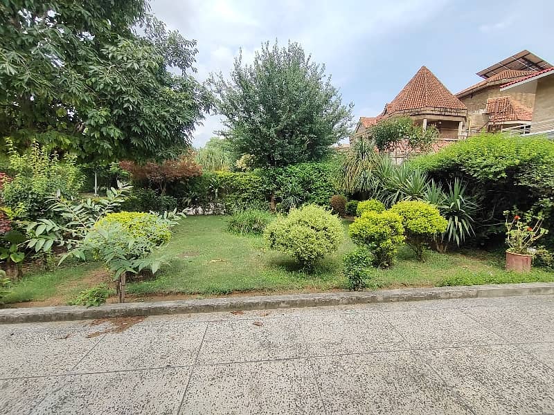 F-11 666 SQ Yard 5 Bed With 2 Knal Extra Land Main Location Full House Available For Rent 3