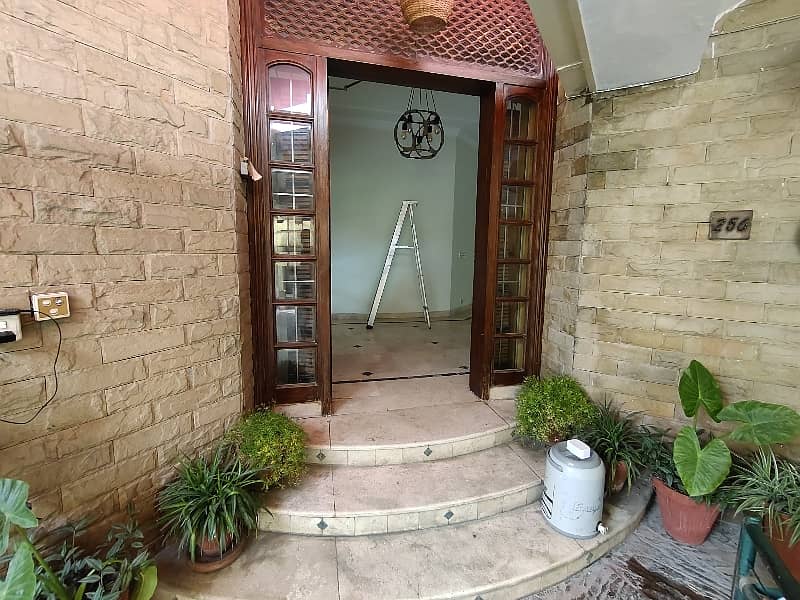 F-11 666 SQ Yard 5 Bed With 2 Knal Extra Land Main Location Full House Available For Rent 9