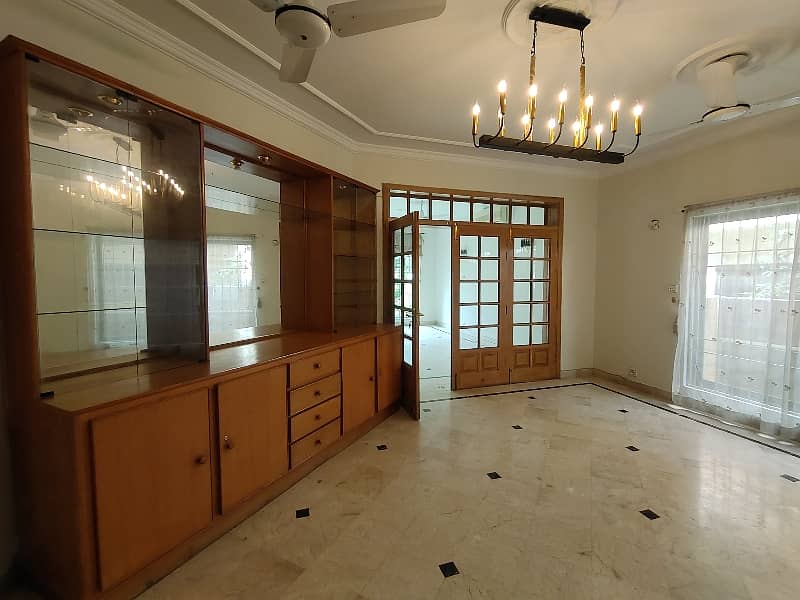 F-11 666 SQ Yard 5 Bed With 2 Knal Extra Land Main Location Full House Available For Rent 16