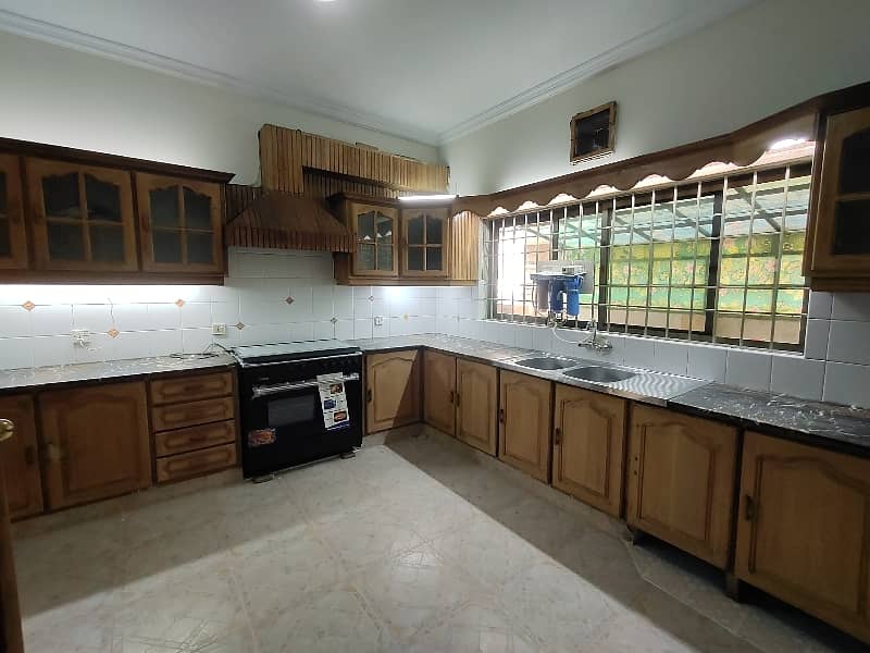 F-11 666 SQ Yard 5 Bed With 2 Knal Extra Land Main Location Full House Available For Rent 20
