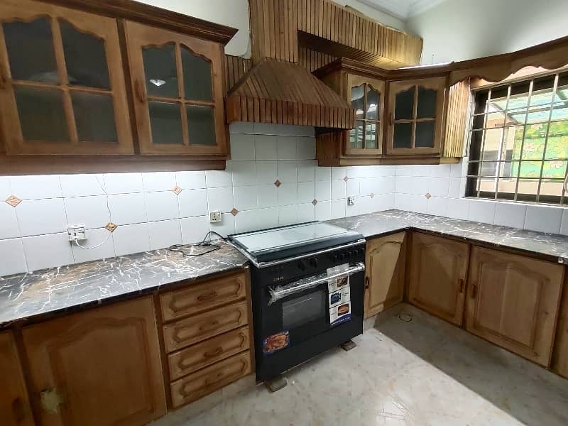 F-11 666 SQ Yard 5 Bed With 2 Knal Extra Land Main Location Full House Available For Rent 23