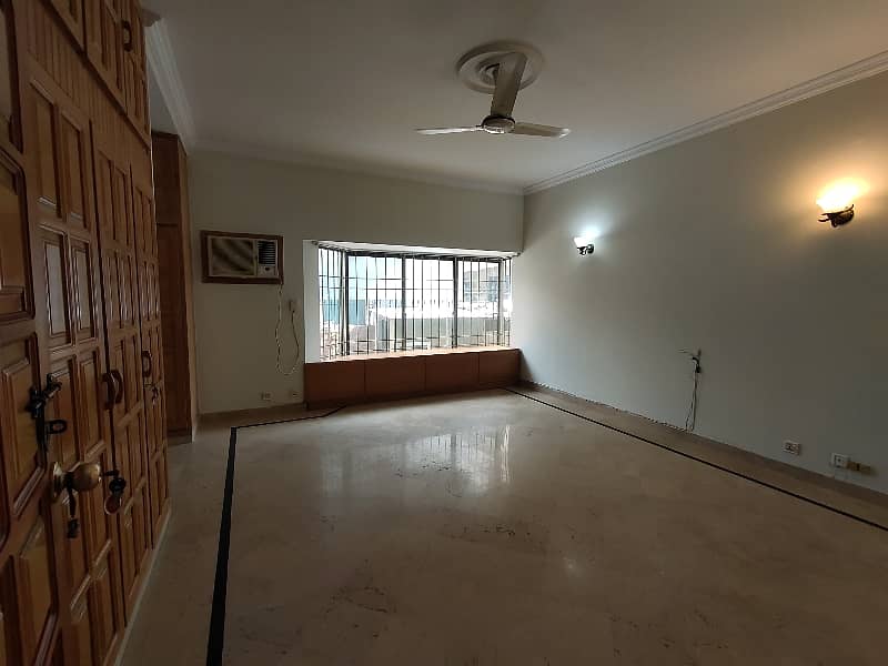 F-11 666 SQ Yard 5 Bed With 2 Knal Extra Land Main Location Full House Available For Rent 24