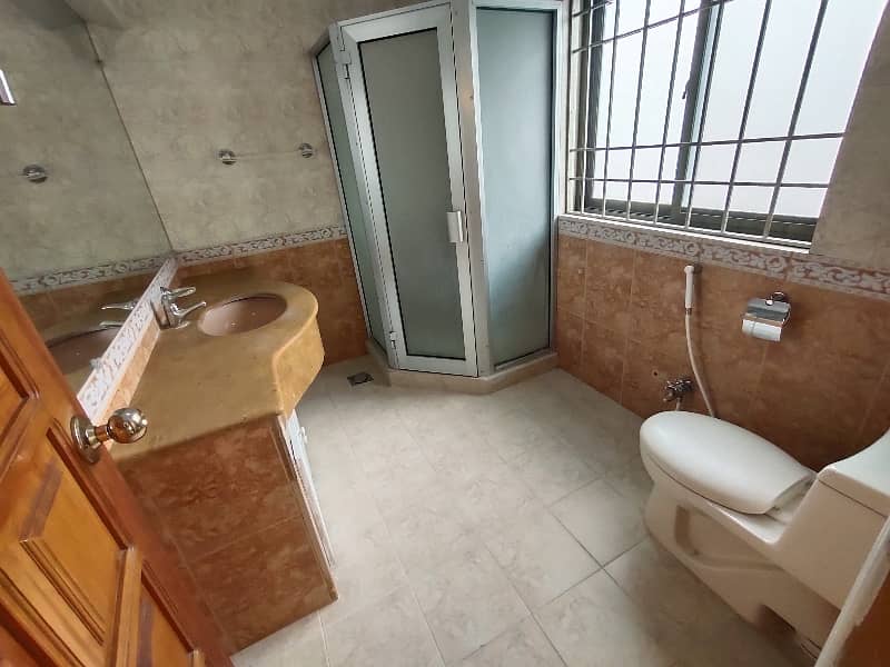 F-11 666 SQ Yard 5 Bed With 2 Knal Extra Land Main Location Full House Available For Rent 27