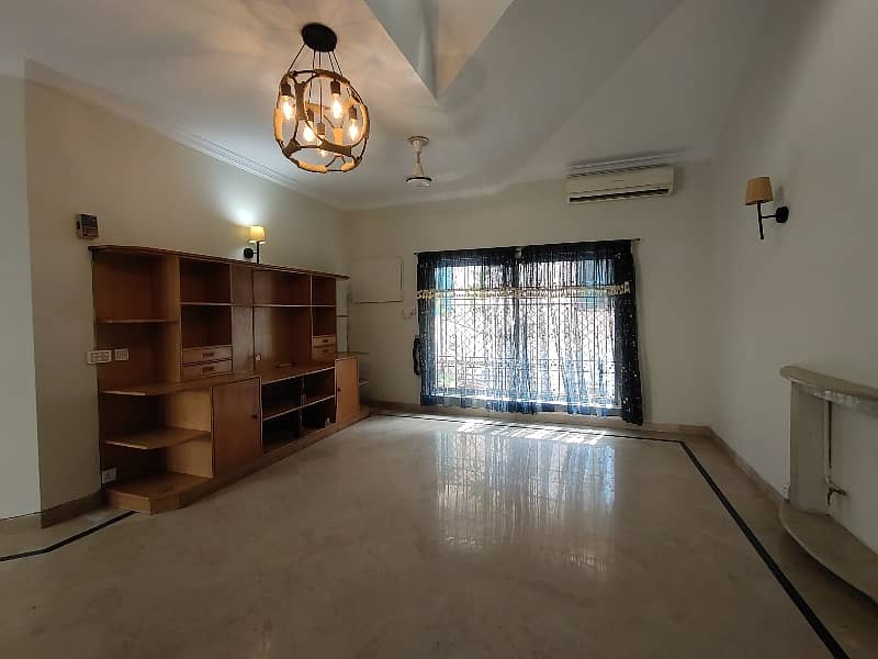 F-11 666 SQ Yard 5 Bed With 2 Knal Extra Land Main Location Full House Available For Rent 31