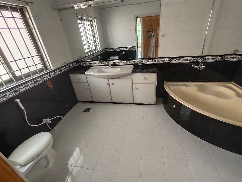 F-11 666 SQ Yard 5 Bed With 2 Knal Extra Land Main Location Full House Available For Rent 33