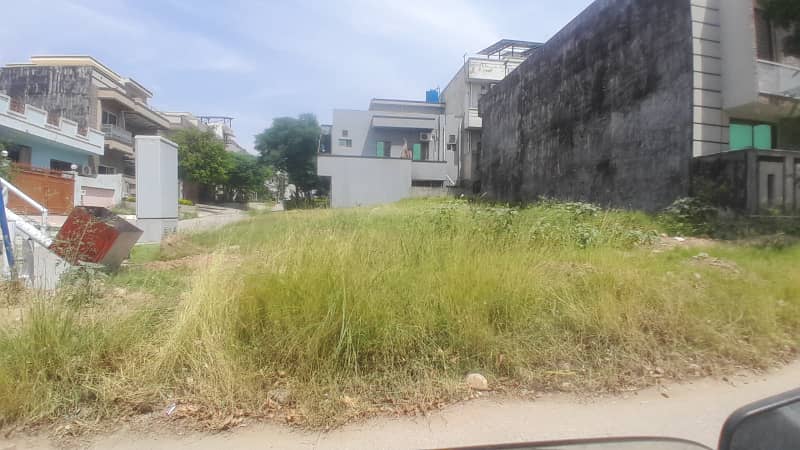 8 marla corner plot for sale lop clear builders location near to park 0