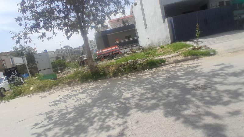 8 marla corner plot for sale lop clear builders location near to park 3