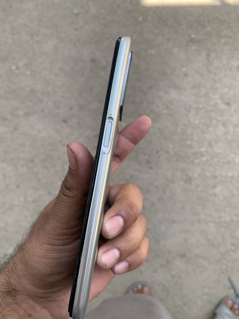 Oppo A16 1hand use All ok phone hai Ram 4+1  Memroy 64gb sath box hai 5