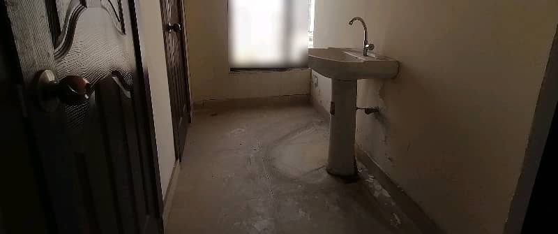 Ideally Located Building Of 1 Kanal Is Available For sale In Lahore 4