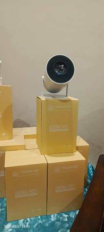 HY 300 ANDROID + GAMING PROJECTOR 8