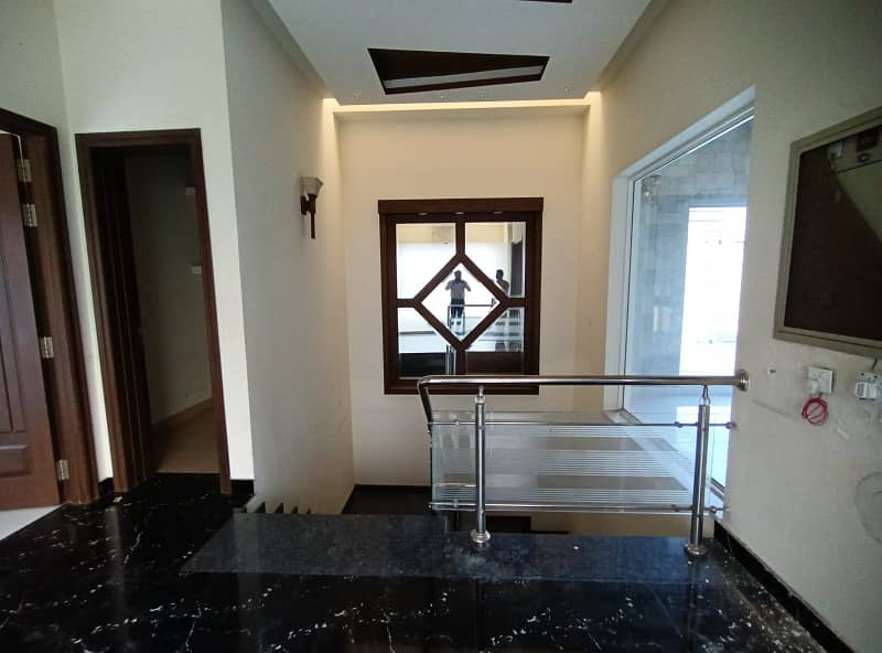 01 KANAL DESIGNER LUXURY UPPER PORTION LOWER PORTION LOCKED AVAILABLE FOR RENT 1