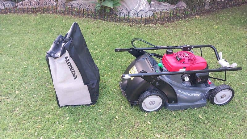 Honda HRX 476 Petrol-Powered Lawn Mover "Grass cutting machine" 3