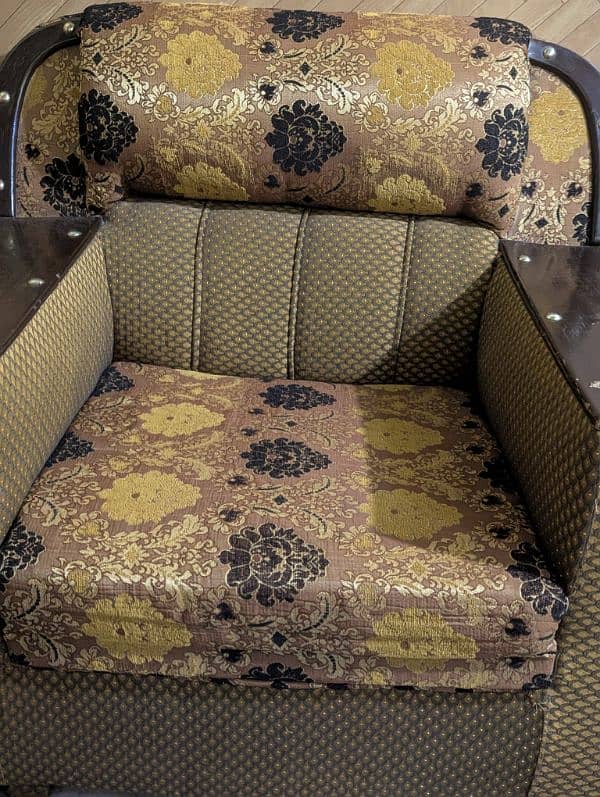1 2 3 seater sofa available. condition 9/10. 4
