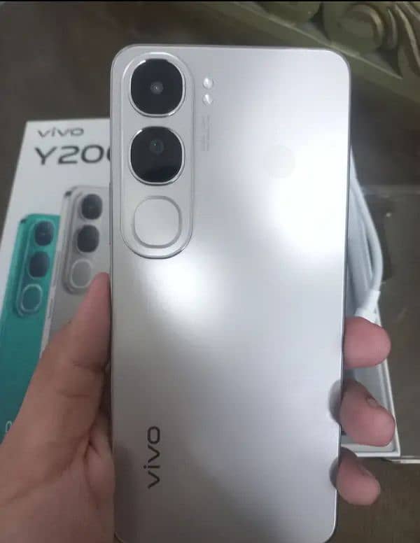 Vivo y200 8+8 /256  amoled display fingerprint  snapdragon processor 1