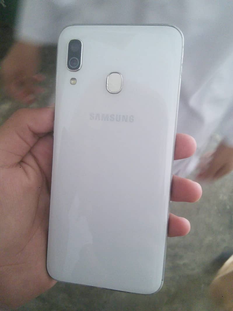 Samsung Mobile A30 1