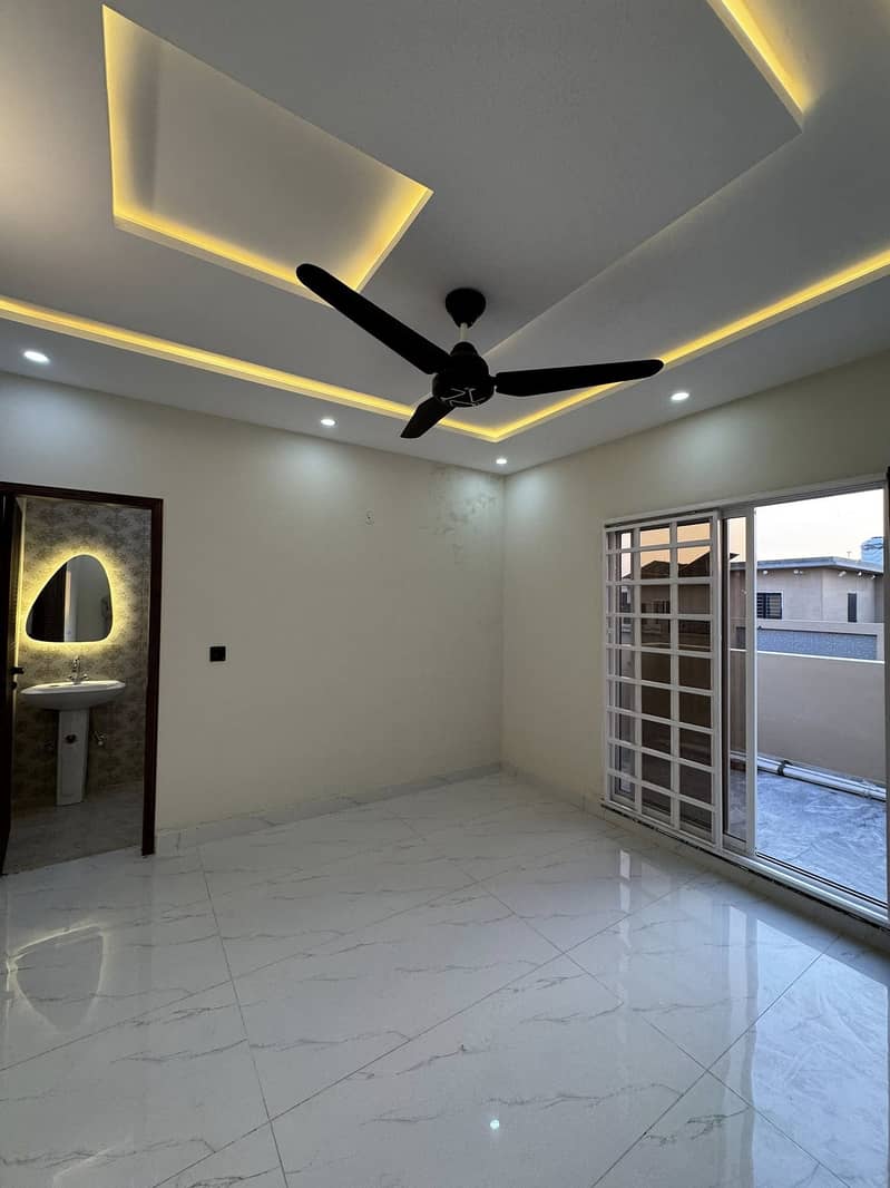 Corner 4 Marla Beautiful Lavish Villa in Eden Main Boulevard 4