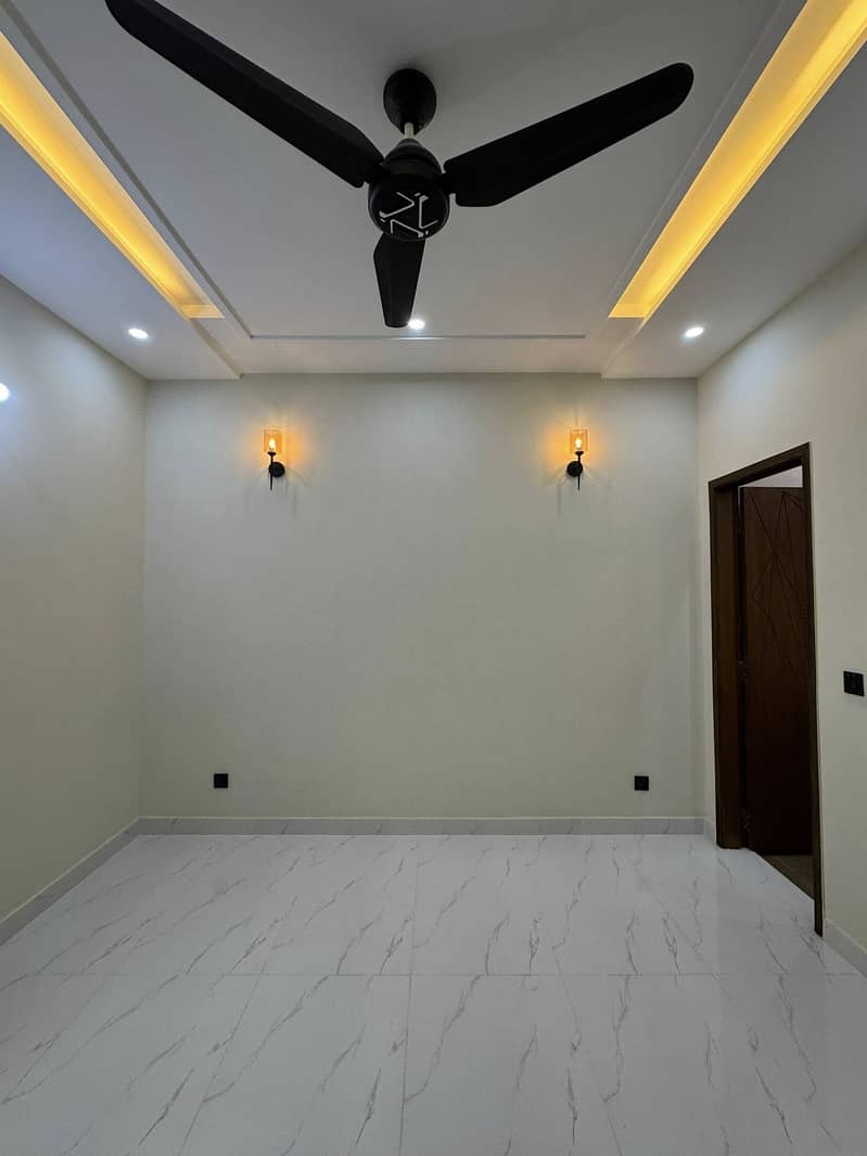 Corner 4 Marla Beautiful Lavish Villa in Eden Main Boulevard 14