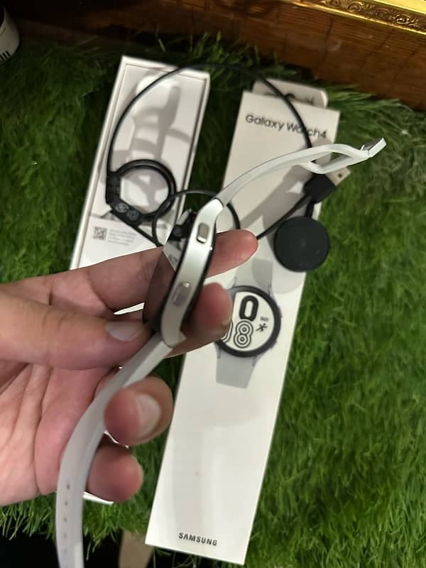 Samsung Galaxy Watch 4 44MM Complete Box 1