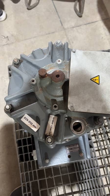 Atlas Copco elements, screw head and screw plus motor 4
