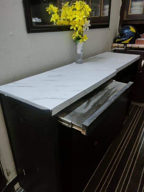 computer table  plus decorder 2