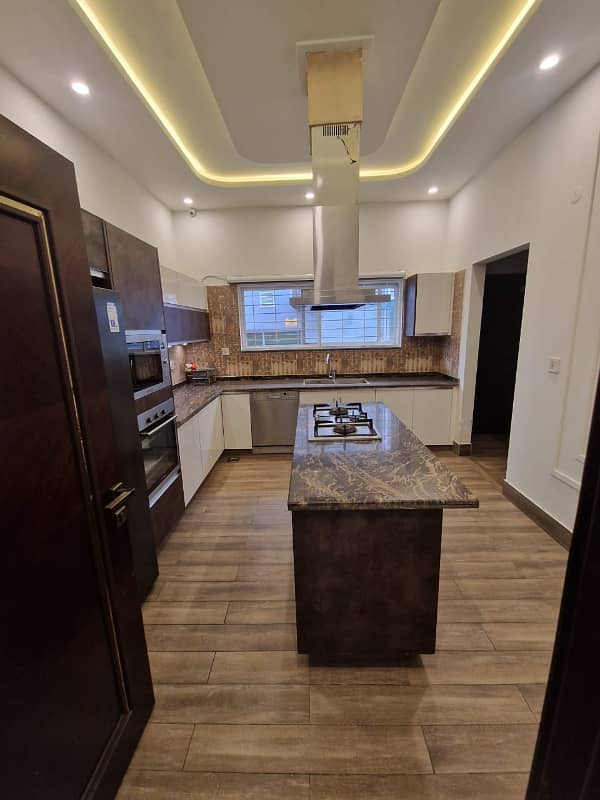 1 KANAL HOUSE FOR SALE WITH FULL BASEMENT @ VERY IDEAL LOCATION OF NISHTER BLOCK NEAR EIFFEL TOWER, THEME PARK, WINTER LAND BAHRIA TOWN LAHORE 3