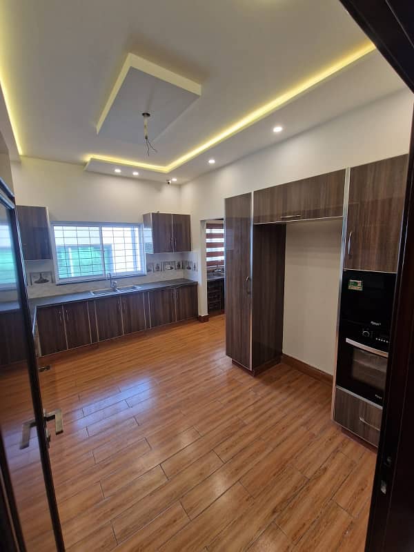 1 KANAL HOUSE FOR SALE WITH FULL BASEMENT @ VERY IDEAL LOCATION OF NISHTER BLOCK NEAR EIFFEL TOWER, THEME PARK, WINTER LAND BAHRIA TOWN LAHORE 16