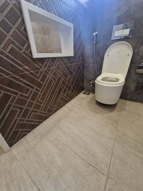 1 KANAL HOUSE FOR SALE WITH FULL BASEMENT @ VERY IDEAL LOCATION OF NISHTER BLOCK NEAR EIFFEL TOWER, THEME PARK, WINTER LAND BAHRIA TOWN LAHORE 18