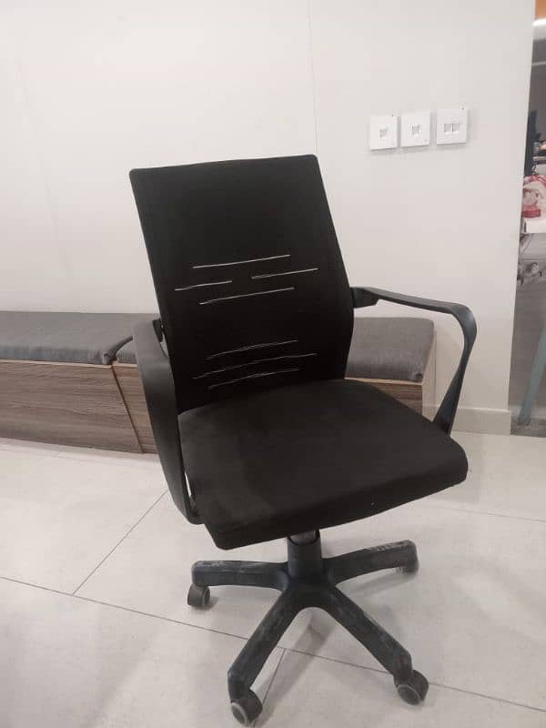 a good condition revolving chair for sale in reasonable price 2
