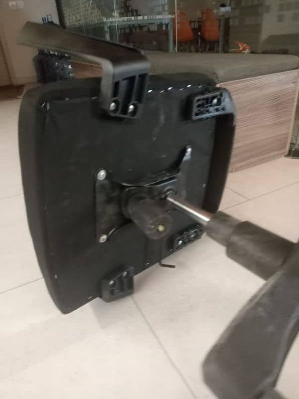 a good condition revolving chair for sale in reasonable price 4