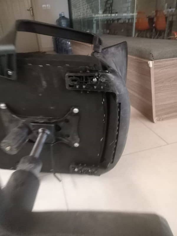 a good condition revolving chair for sale in reasonable price 5