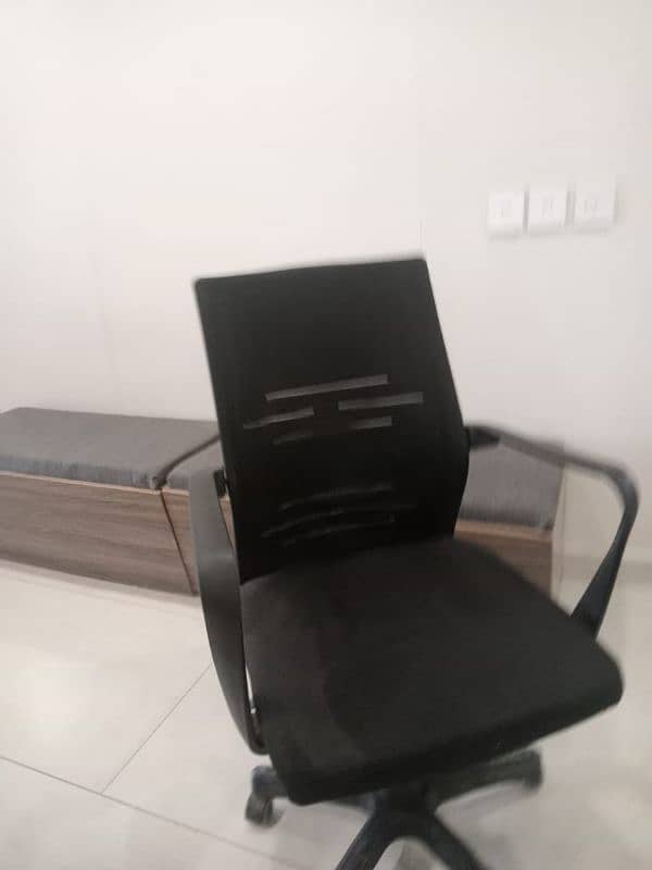 a good condition revolving chair for sale in reasonable price 6