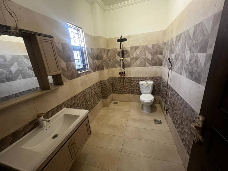 272sq yd Ready to Move Villa in Precinct-1 0.5km from main entrance. A-One Construction Standard 5Bed Drawing Dining Lounge 5